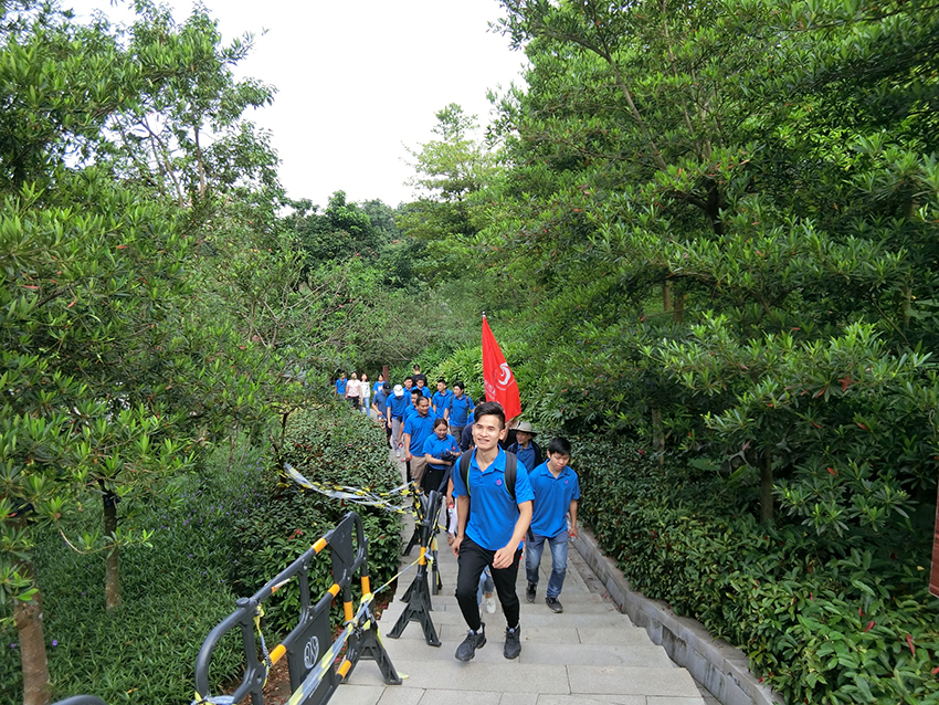 美业美容仪器龙头-亮而彩集团重阳佳节爬山 美业美容仪器龙头-亮而彩集团重阳佳节爬山