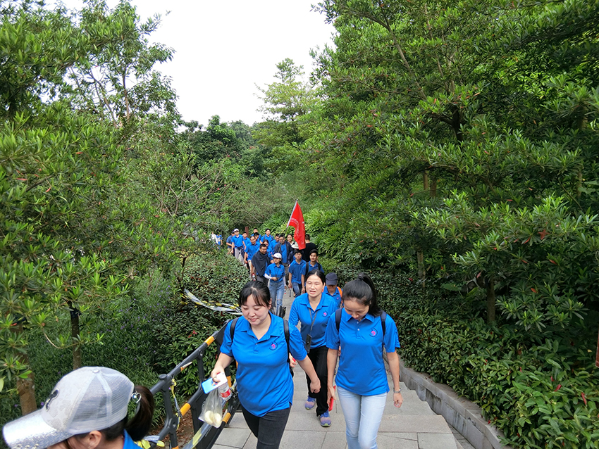 美业美容仪器龙头-亮而彩集团重阳佳节爬山 美业美容仪器龙头-亮而彩集团重阳佳节爬山