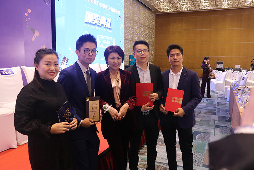 亮而彩成员与深圳美业协会会长高颖合影 亮而彩成员与深圳美业协会会长高颖合影